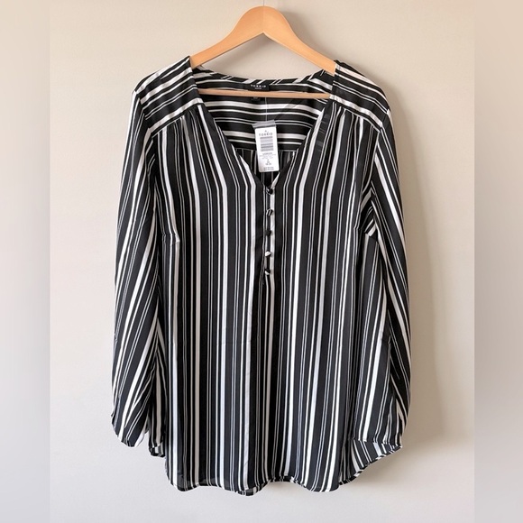 ✨ NWT Torrid Harper Blouse – Black & White Stripe (Size 2) - Picture 1 of 4
